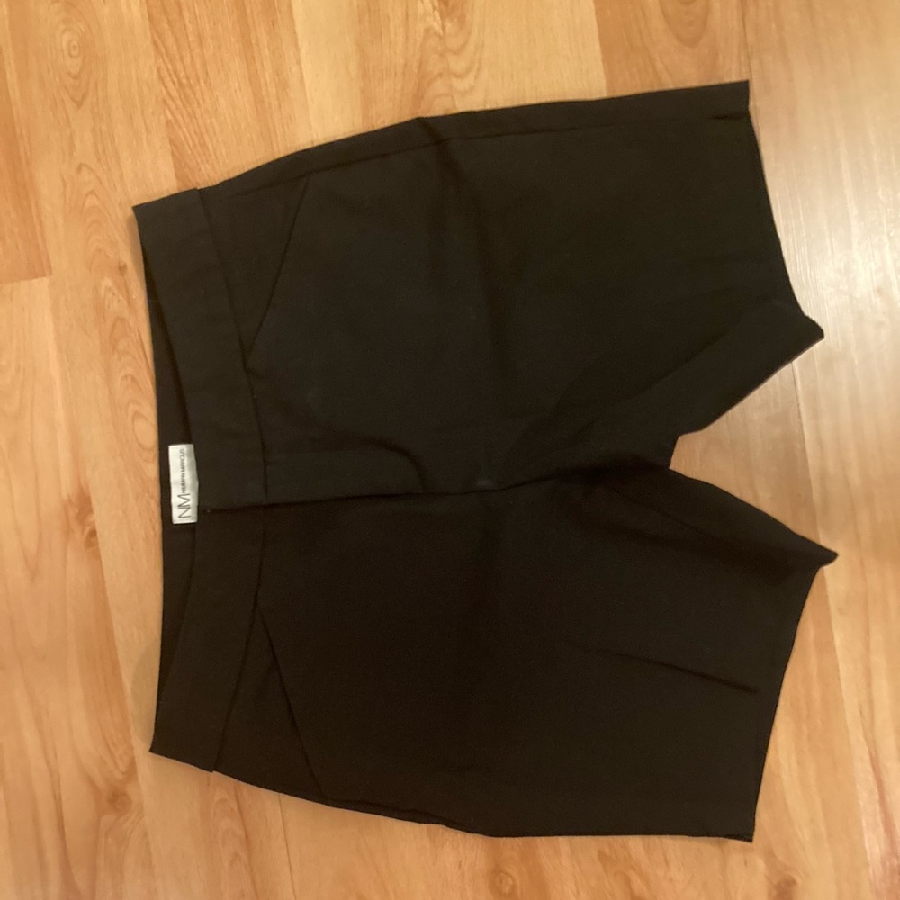 Neiman Marcus Mid Rise Mid Length Stretchy Black Shorts Size 4.  Ga gg
